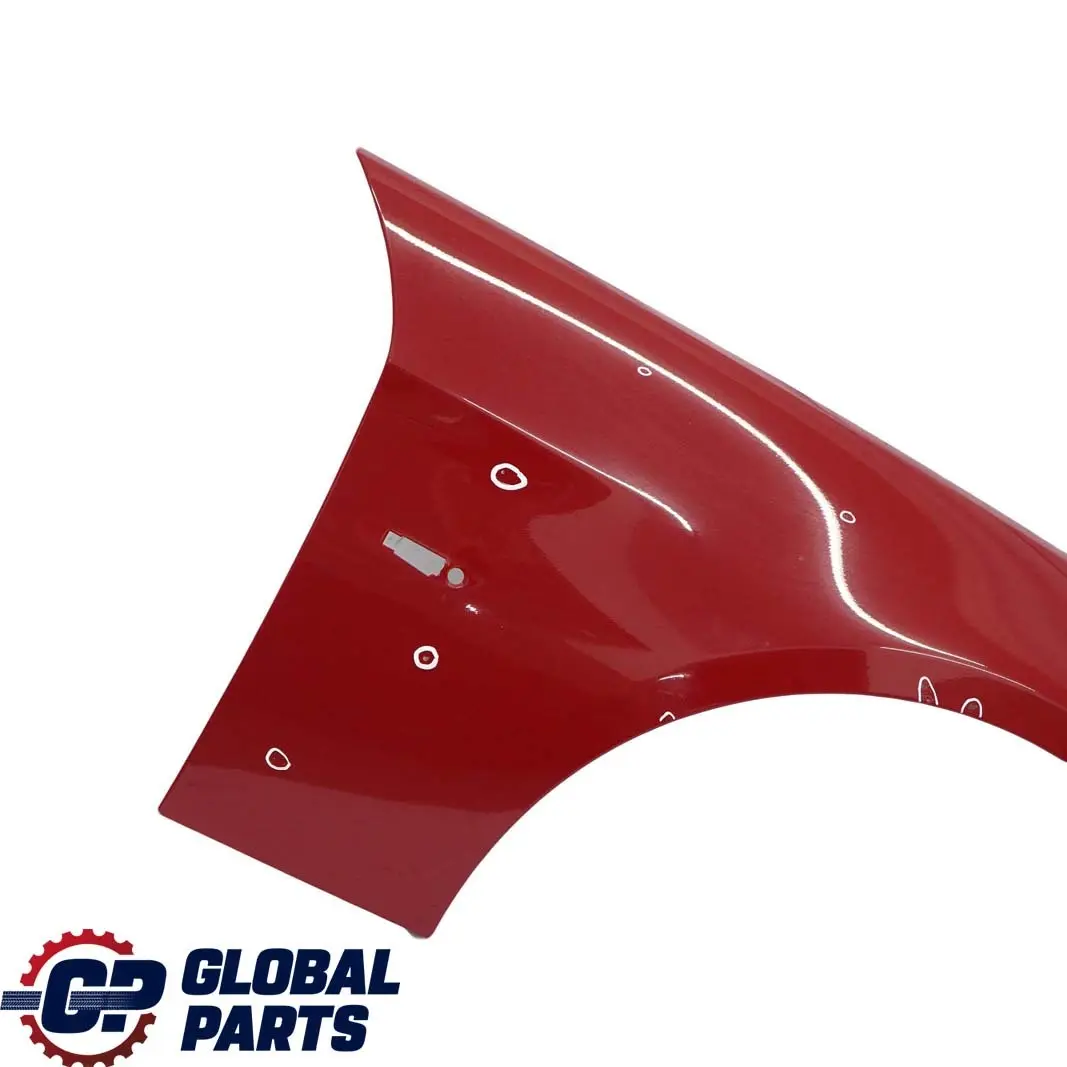 BMW E90 E91 Rivestimento Laterale Parafango Ant. Dx Rosso-Cremisi Karmesin Rosso - SKU 7135680-KAR1 - Numero di parte 7135680