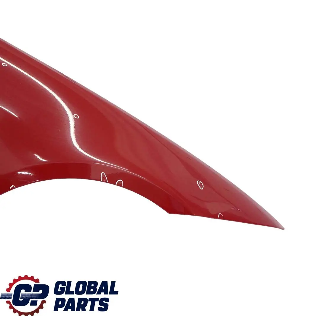 BMW E90 E91 Rivestimento Laterale Parafango Ant. Dx Rosso-Cremisi Karmesin Rosso - SKU 7135680-KAR1 - Numero di parte 7135680