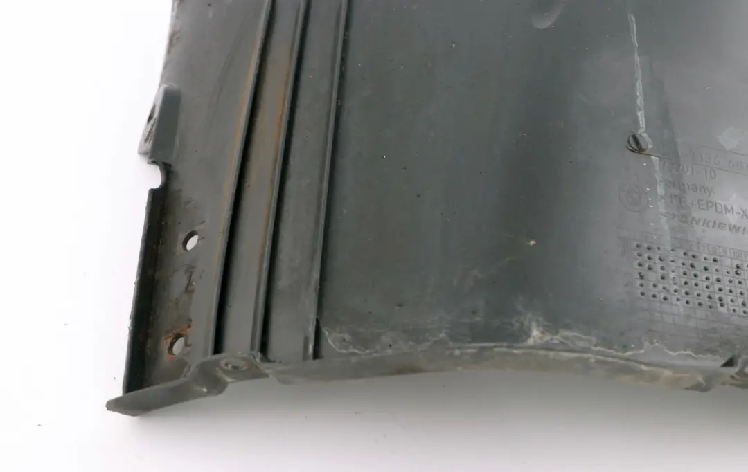 Cubre Paso De Rueda Delantero Derecho O/S para BMW E65 E66 E67 con número de pieza 7136684 BMW E65 E66 E67 Cubre Paso De Rueda Delantero Derecho O/S - SKU 7136684 - Número de pieza 7136684