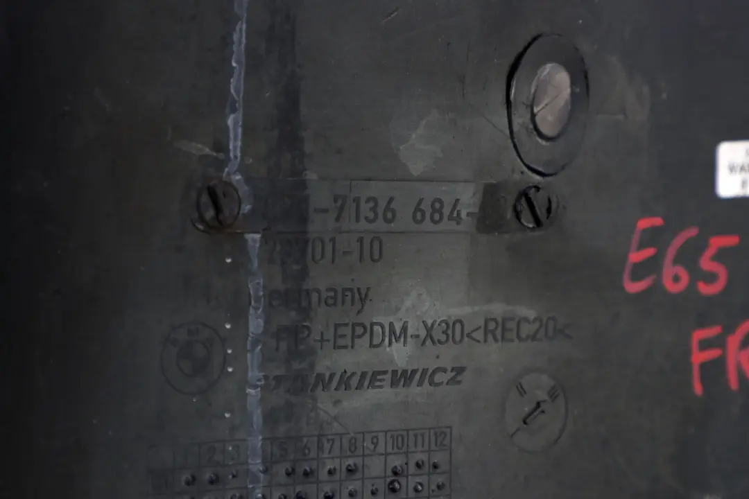 Osłona Nadkole Prawy Przód do BMW E65 E66 E67 o numerze 7136684 BMW E65 E66 E67 Osłona Nadkole Prawy Przód - SKU 7136684 - Numer Części 7136684