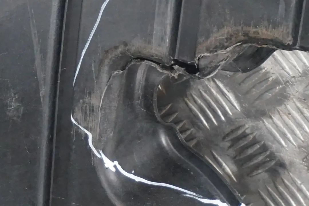 Underbonnet Tray Shield Protection Screen to BMW 3 E93 Cabrio 325i 330i Engine with Part number 7138010 BMW 3 E93 Cabrio 325i 330i Engine Underbonnet Tray Shield Protection Screen - SKU 7138010-1 - Part number 7138010