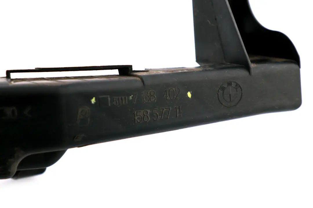 Ślizg Mocowanie Lampy Przód Prawo do BMW E90 E91 o numerze 7138402 BMW E90 E91 Ślizg Mocowanie Lampy Przód Prawo - SKU 7138402 - Numer Części 7138402