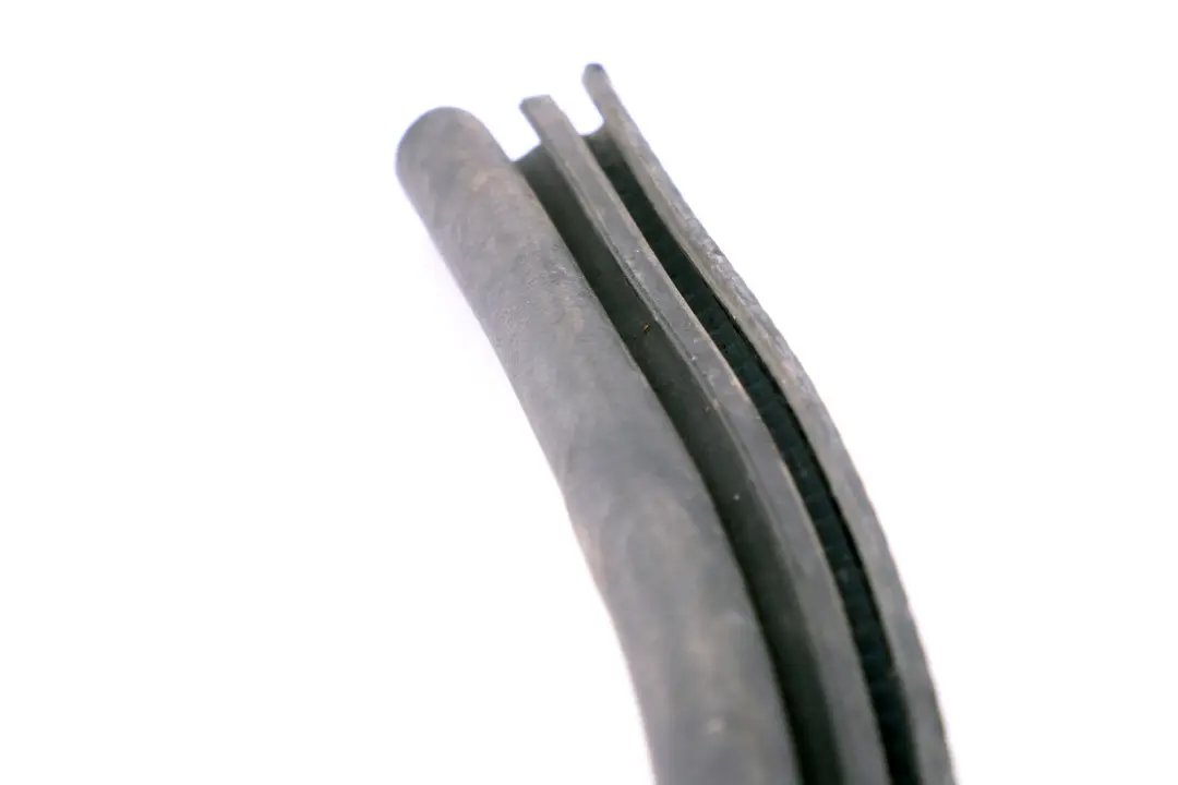 Guarnizione laterale del cofano motore per BMW E63 E64 LCI con numero di parte 7138595 BMW E63 E64 LCI Guarnizione laterale del cofano motore - SKU 7138595 - Numero di parte 7138595