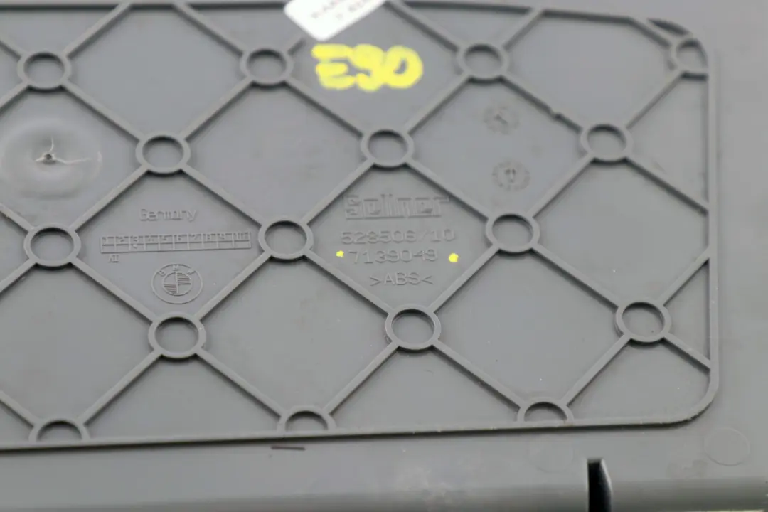 Wnęka Schowek Bagażnika Lewy do BMW E90 E92 o numerze 7139049 BMW E90 E92 Wnęka Schowek Bagażnika Lewy - SKU 7139049 - Numer Części 7139049