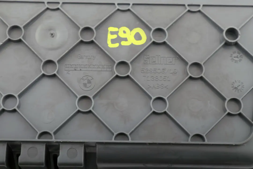 Schowek Osłona Wnęka Bagażnika Lewy Lewa do BMW E90 E92 o numerze 7139051 BMW E90 E92 Schowek Osłona Wnęka Bagażnika Lewy Lewa - SKU 7139051 - Numer Części 7139051