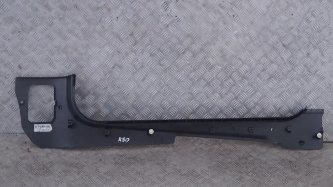 Embellecedor Lateral Patada Delantera Izquierda Negro para Mini Cooper One R50 R53 con número de pieza 51437139075 Mini Cooper One R50 R53 Embellecedor Lateral Patada Delantera Izquierda Negro - SKU 7139075 - Número de pieza 51437139075