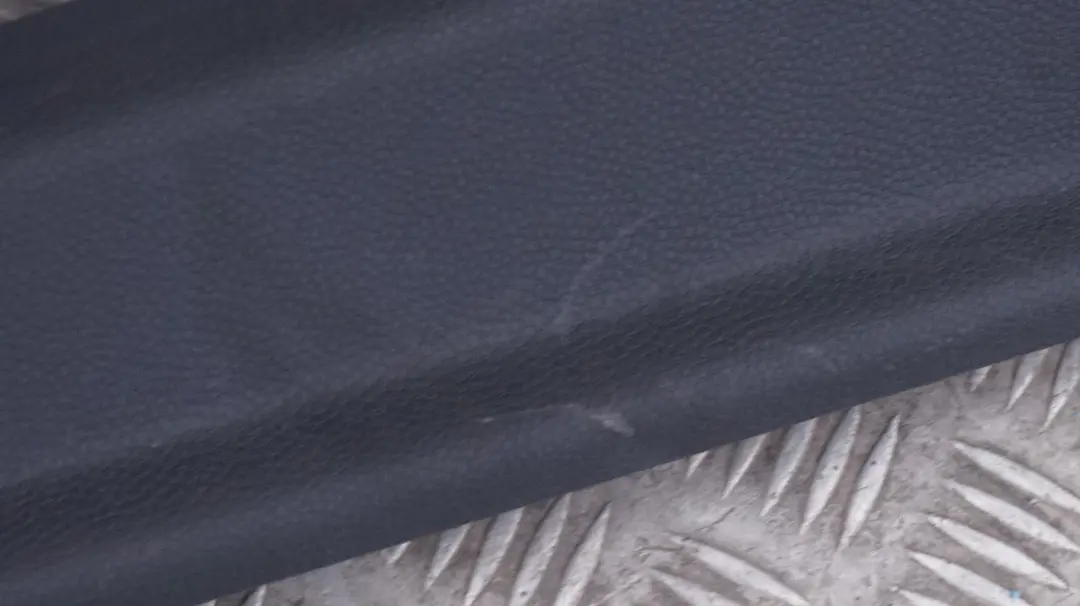 Panel Antideslizante Lateral Delantero Derecho Embellecedor Negro para Mini R50 con número de pieza 51437139076 Mini R50 Panel Antideslizante Lateral Delantero Derecho Embellecedor Negro - SKU 7139076 - Número de pieza 51437139076