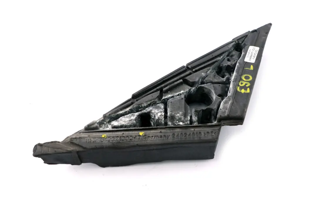 Guarnizione Esterna Triangolo Specchio Sinistro per BMW E90 E91 LCI con numero di parte 7139347 BMW E90 E91 LCI Guarnizione Esterna Triangolo Specchio Sinistro - SKU 7139347 - Numero di parte 7139347