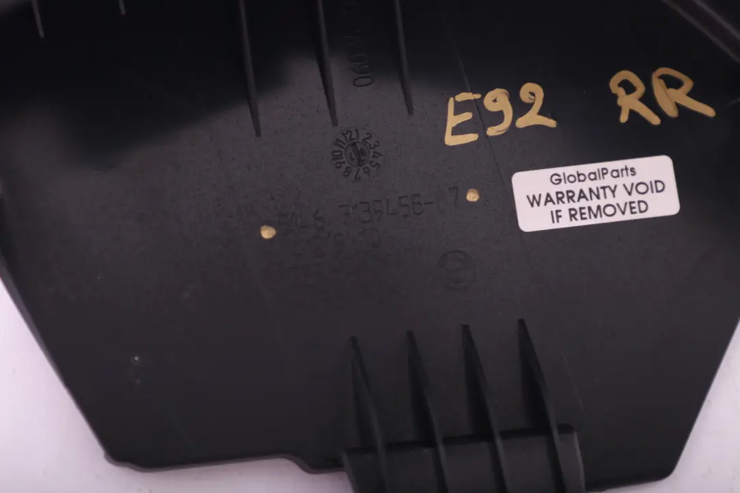 Osłona Maskownica Plastik Pasa Prawa Tył do BMW E92 o numerze 7139458 BMW E92 Osłona Maskownica Plastik Pasa Prawa Tył - SKU 7139458 - Numer Części 7139458