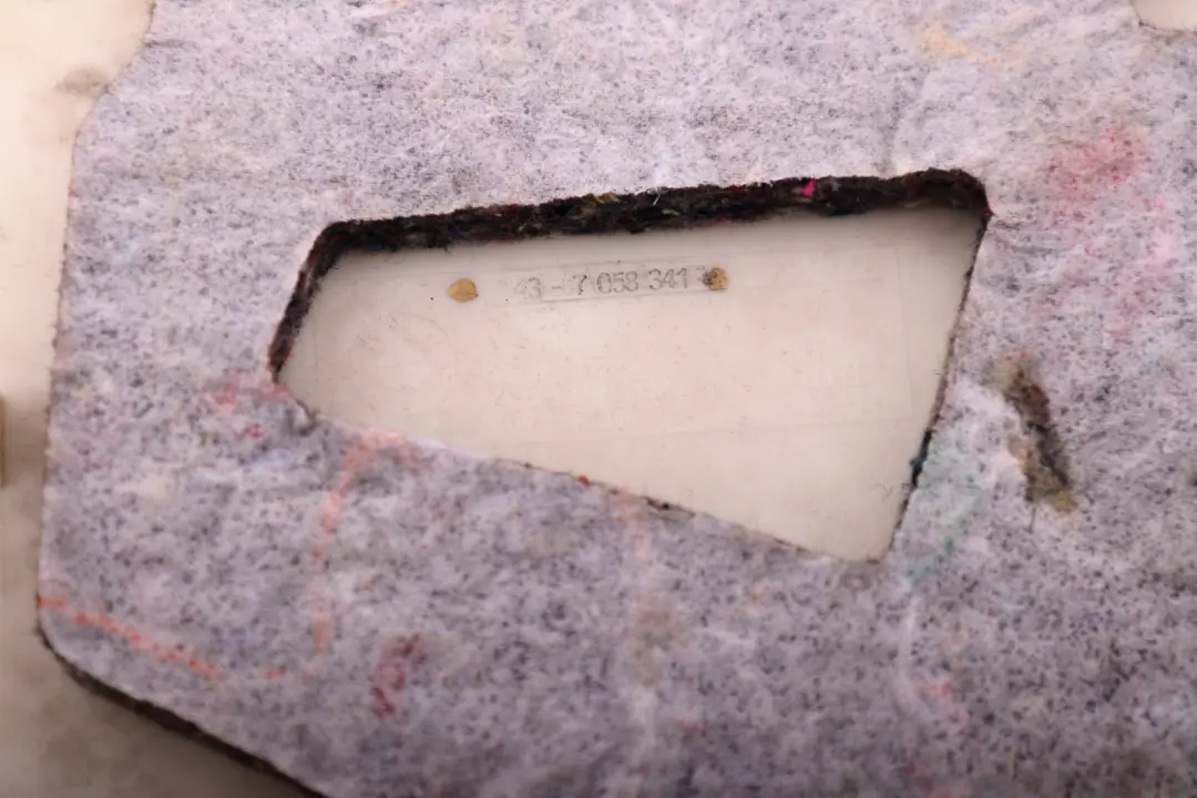 Copertura Colonna C Sinistra Beige 7058341 per BMW E90 con numero di parte 7141167 BMW E90 Copertura Colonna C Sinistra Beige 7058341 - SKU 7141167 - Numero di parte 7141167