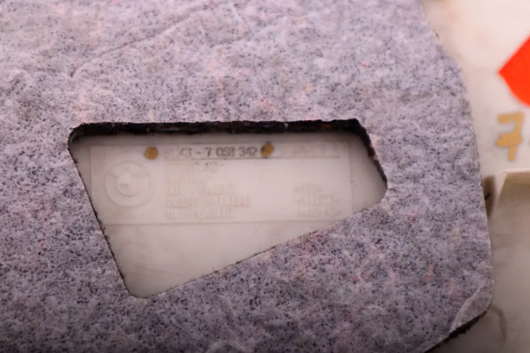 Pilier Colonne C Couvre Panneau Droit Beige 7058342 pour BMW E90 à propos du numéro de pièce 7141168 BMW E90 Pilier Colonne C Couvre Panneau Droit Beige 7058342 - SKU 7141168 - Numéro de pièce 7141168