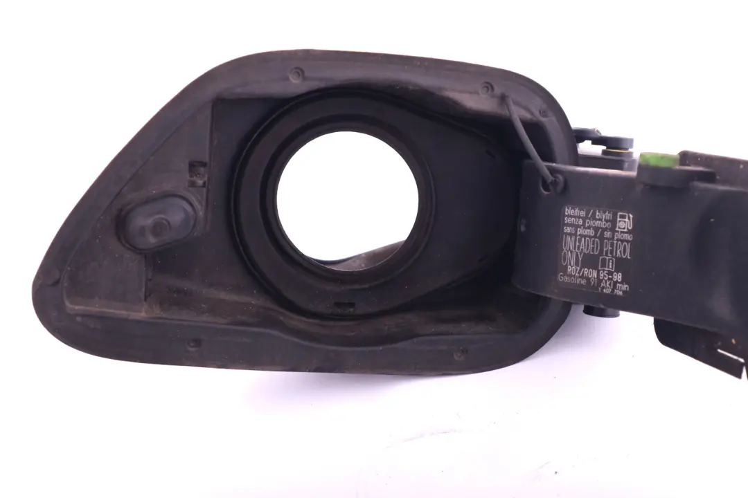 Tapa Cubo Porta Combustible para BMW E93 LCI con número de pieza 7144330 BMW E93 LCI Tapa Cubo Porta Combustible - SKU 7144330 - Número de pieza 7144330
