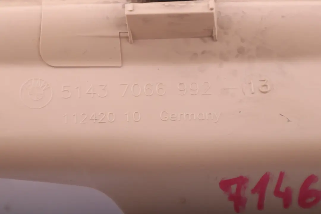 E91Listwa osłona progu tył prawa beżowa do BMW E90 o numerze 7146350 BMW E90 E91Listwa osłona progu tył prawa beżowa - SKU 7146350 - Numer Części 7146350