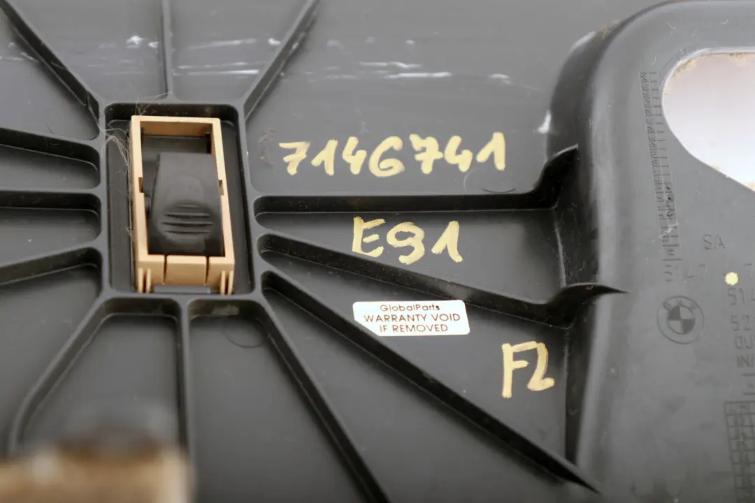 Osłona Obudowa Bagażnika Lewy Przód Beżowa do BMW E91 o numerze 7146741 BMW E91 Osłona Obudowa Bagażnika Lewy Przód Beżowa - SKU 7146741 - Numer Części 7146741