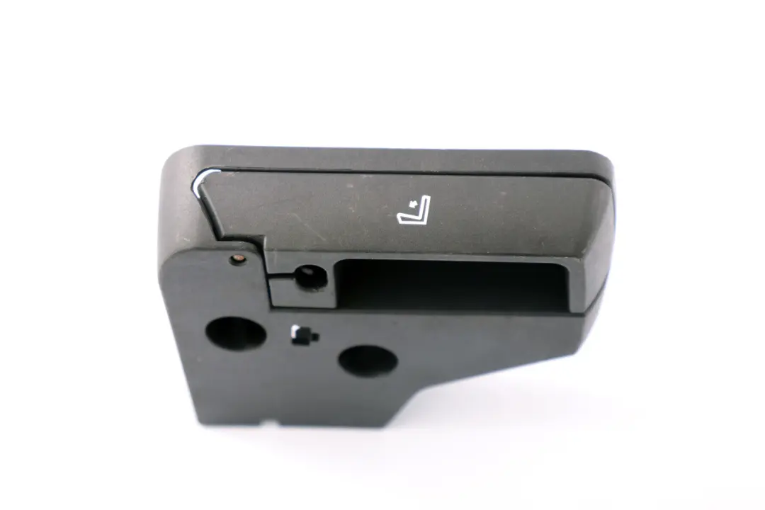 Maniglia Azionamento Sedile Posteriore Sinistra N/S per BMW E82 E90 E90N con numero di parte 7151369 BMW E82 E90 E90N Maniglia Azionamento Sedile Posteriore Sinistra N/S - SKU 7151369-1 - Numero di parte 7151369