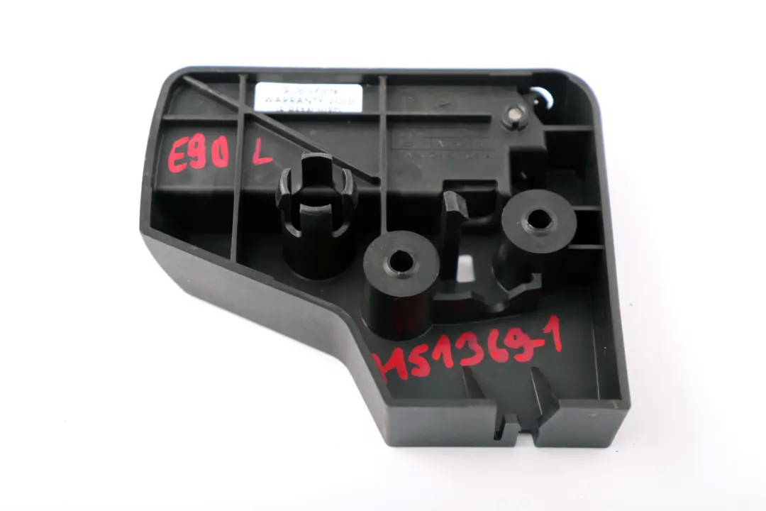 Uchwyt osłona panel lewy fotela tył do BMW E90 E92 o numerze 7151369 BMW E90 E92 Uchwyt osłona panel lewy fotela tył - SKU 7151369-1 - Numer Części 7151369