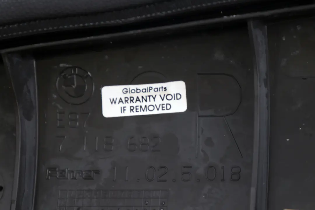 Boczek Kanapy Prawy Tył Materiał do BMW E87 o numerze 7151662 BMW E87 Boczek Kanapy Prawy Tył Materiał - SKU 7151662 - Numer Części 7151662