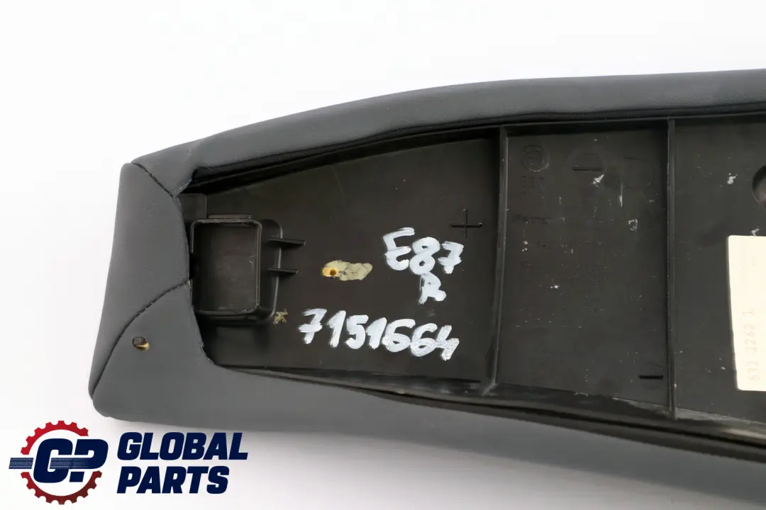 Pannello laterale sedile posteriore destro Grigio Alaskagrau AGA1 per BMW E87 con numero di parte 7151664 BMW E87 Pannello laterale sedile posteriore destro Grigio Alaskagrau AGA1 - SKU 7151664 - Numero di parte 7151664