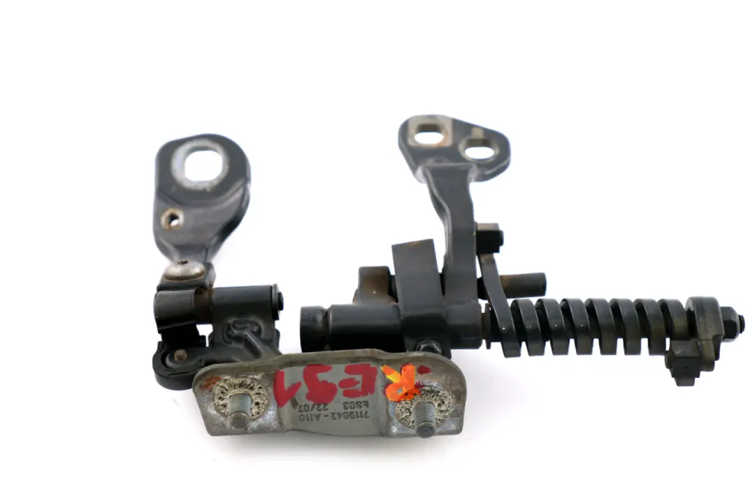 Cardine Portellone Destra Frizzante Grafite Metallizzato 7119042 per BMW E91 con numero di parte 7152676 BMW E91 Cardine Portellone Destra Frizzante Grafite Metallizzato 7119042 - SKU 7152676-SG - Numero di parte 7152676