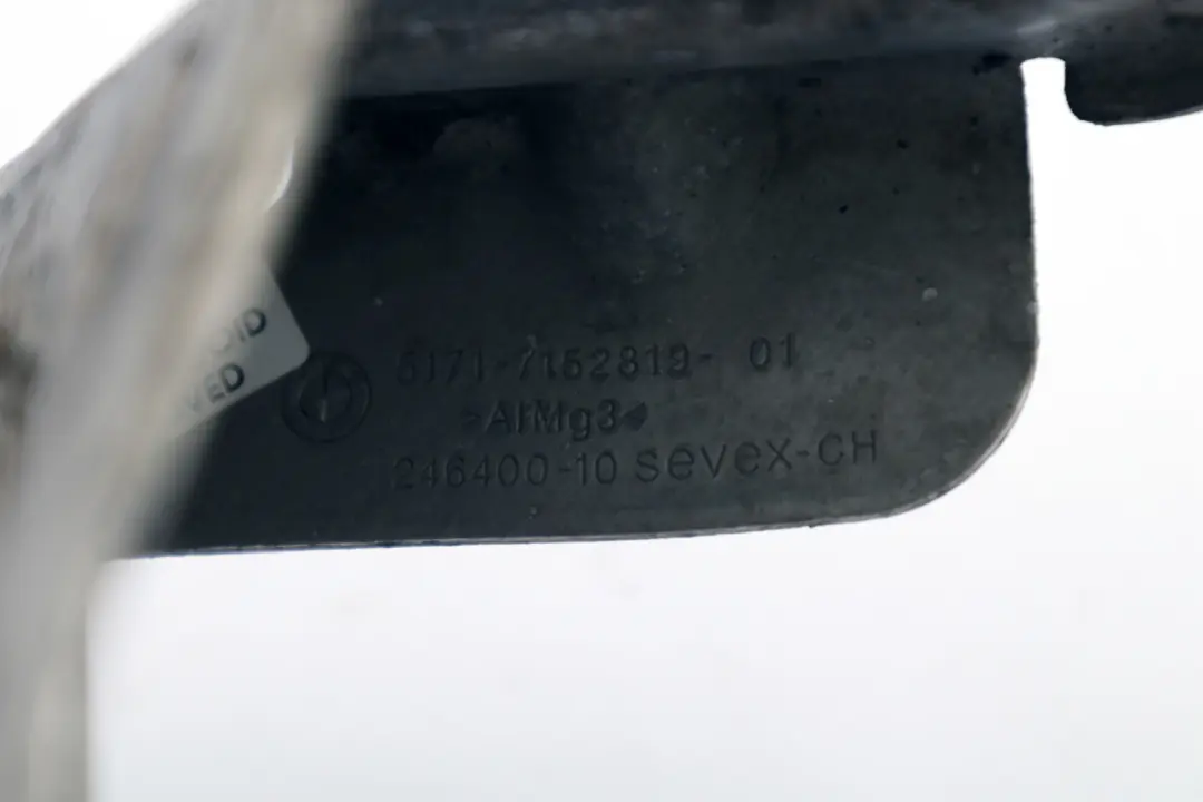 Staffa Copertura Passaruota Condotto Aria Anteriore Sinistro per BMW E60 con numero di parte 7152819 BMW E60 Staffa Copertura Passaruota Condotto Aria Anteriore Sinistro - SKU 7152819 - Numero di parte 7152819