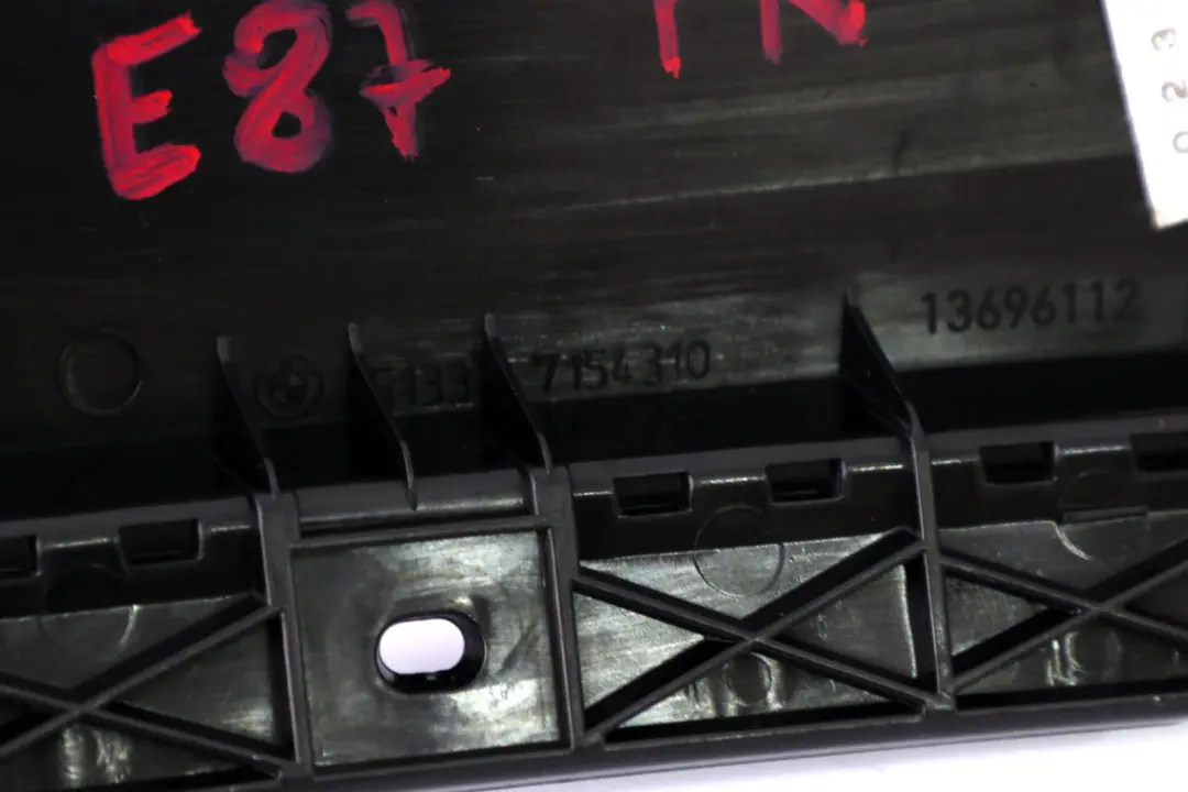 Finisher Window Frame B-Pillar Front Right O/S High Gloss to BMW 1 Series E87 with Part number 7154310 BMW 1 Series E87 Finisher Window Frame B-Pillar Front Right O/S High Gloss - SKU 7154310 - Part number 7154310