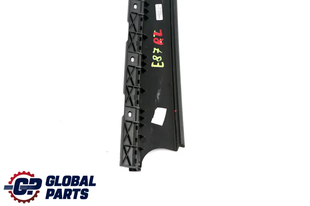 Cubierta Exterior Columna B Negra Brillante Trasera Izquierda para BMW E87 con número de pieza 7154311 BMW E87 Cubierta Exterior Columna B Negra Brillante Trasera Izquierda - SKU 7154311-1 - Número de pieza 7154311