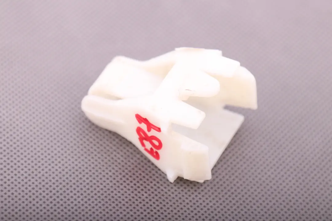 Clip In Sedile Posteriore per BMW E81 E82 E87 E92 F10 E84 X6 E71 con numero di parte 7157536 BMW E81 E82 E87 E92 F10 E84 X6 E71 Clip In Sedile Posteriore - SKU 7157536 - Numero di parte 7157536