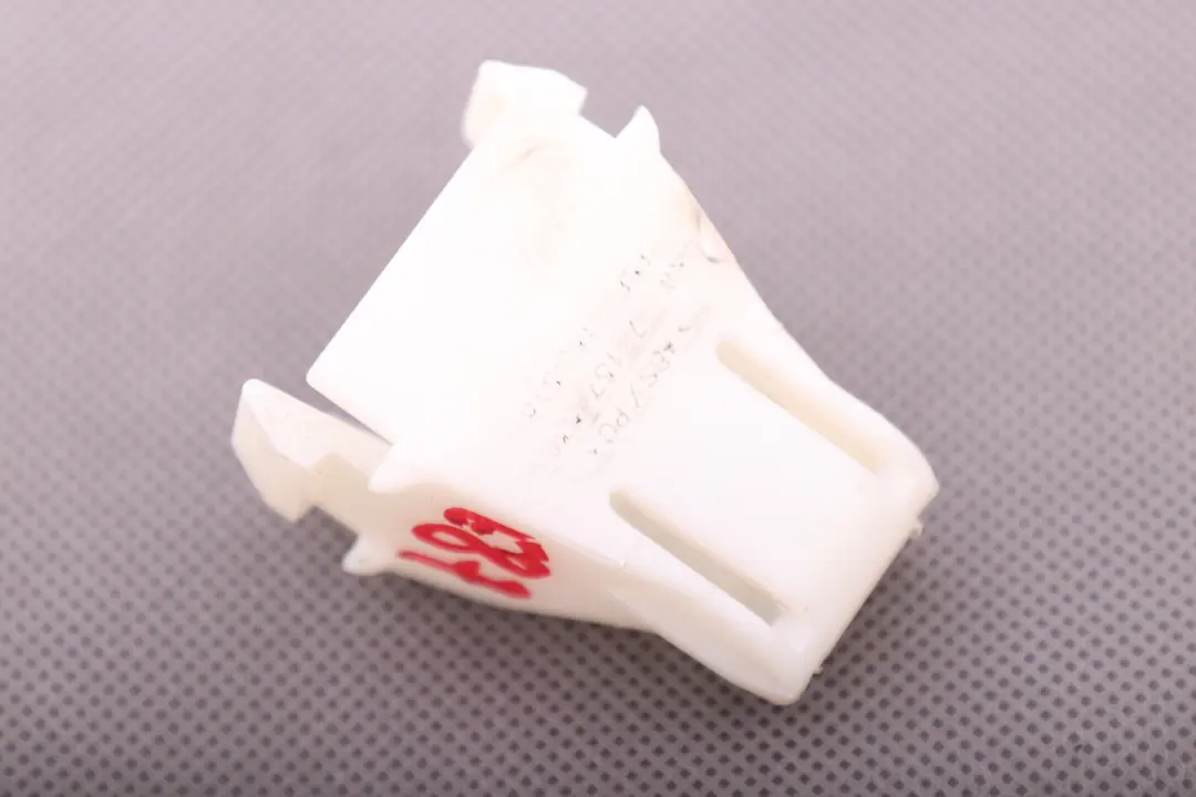 Clip En Asiento Trasero para BMW E81 E82 E87 E92 F10 E84 X6 E71 con número de pieza 7157536 BMW E81 E82 E87 E92 F10 E84 X6 E71 Clip En Asiento Trasero - SKU 7157536 - Número de pieza 7157536