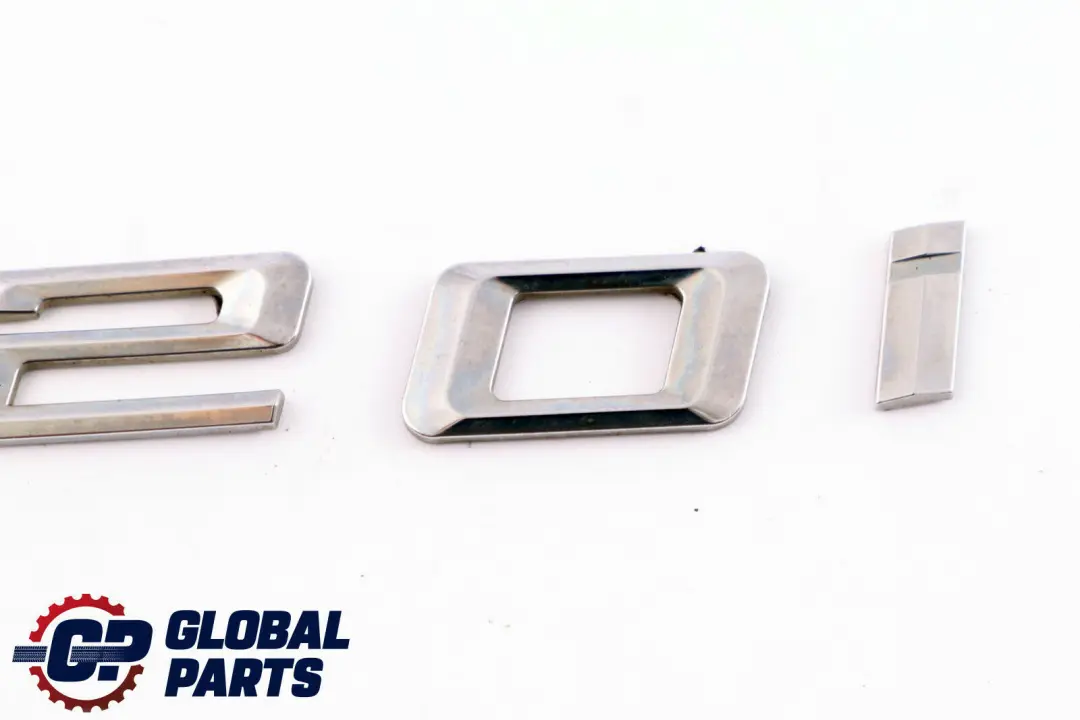 Emblemat napis znaczek 320i do BMW E90 o numerze 51147157555 BMW E90 Emblemat napis znaczek 320i - SKU 7157555 - Numer Części 51147157555