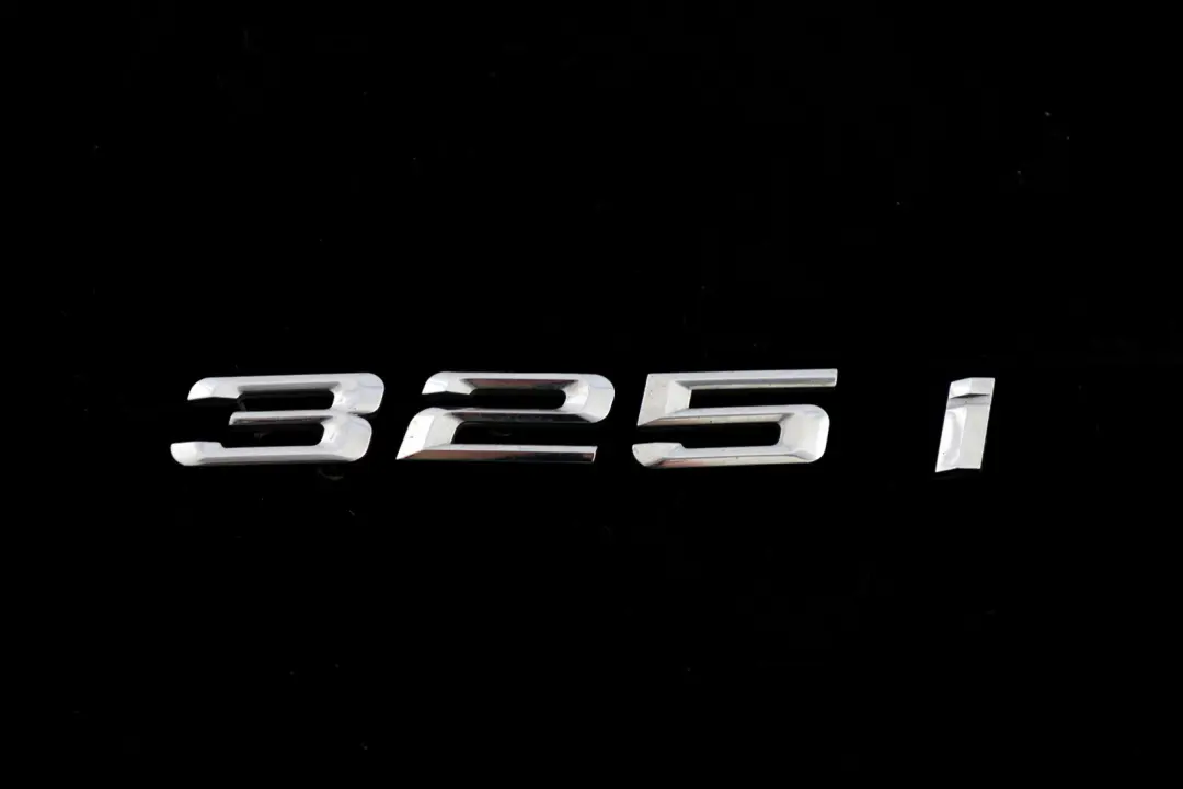 Stemma Incollati Posteriore - 325I - 5114 per BMW E90 E90N LCI con numero di parte 7157556 BMW E90 E90N LCI Stemma Incollati Posteriore - 325I - 5114 - SKU 7157556 - Numero di parte 7157556