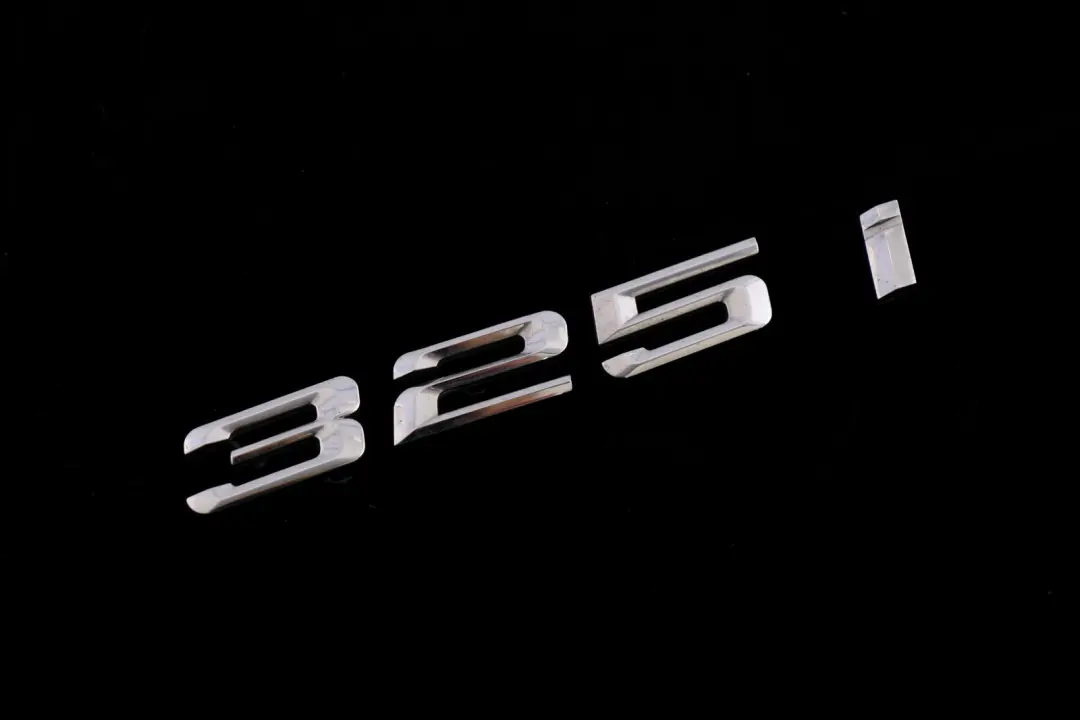 BMW 3 Reihe E90 E90N LCI Emblem geklebt hinten - 325I - 5114 - SKU 7157556 - Teilenummer 7157556