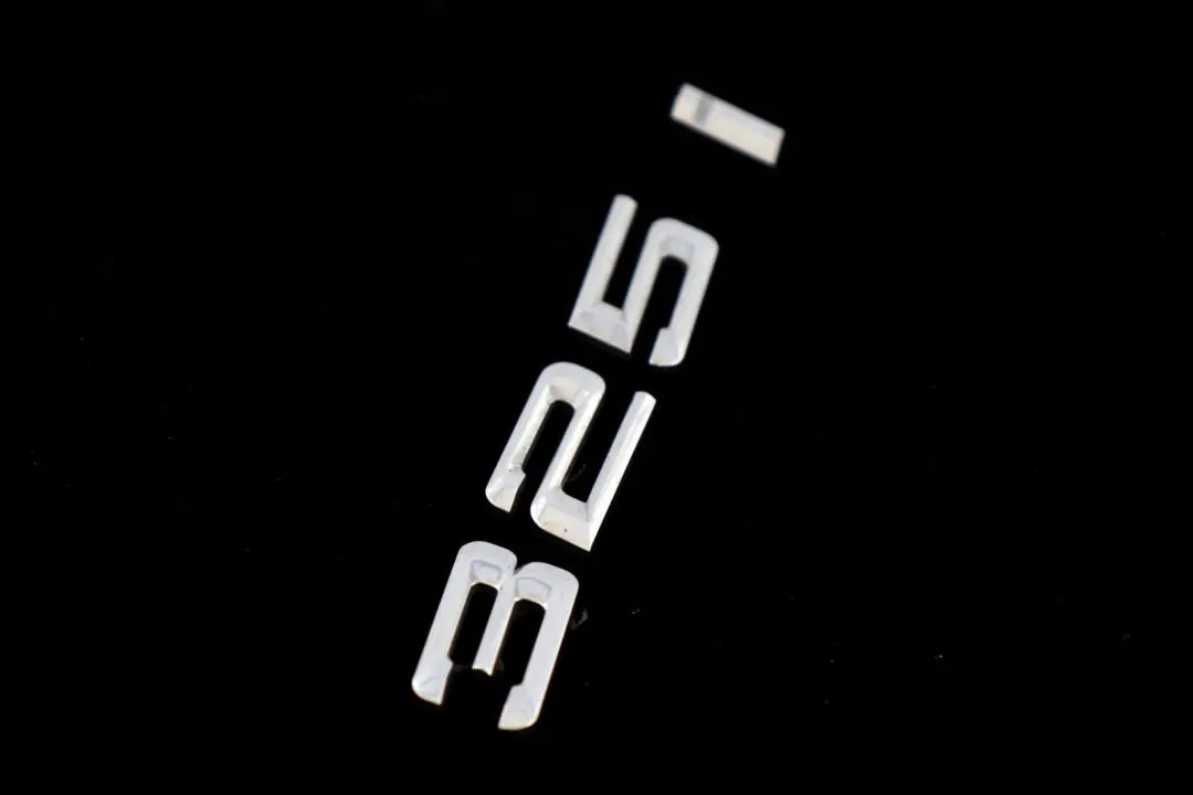 BMW E90 E90 LCI Znaczek napis emblemat tył 325i - SKU 7157556 - Numer Części 7157556