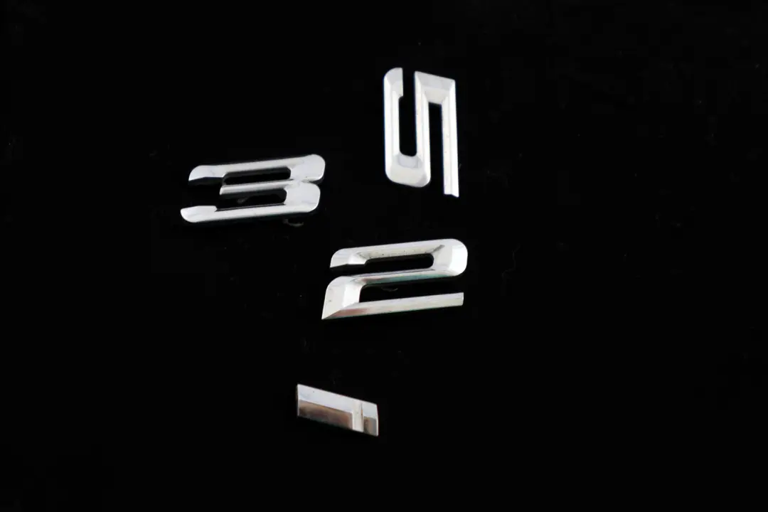 BMW 3 Reihe E90 E90N LCI Emblem geklebt hinten - 325I - 5114 - SKU 7157556 - Teilenummer 7157556