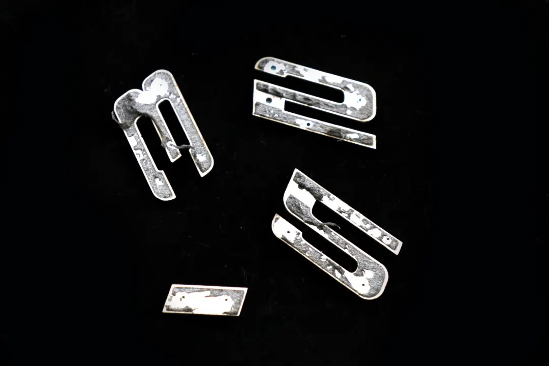 BMW E90 E90N LCI Tapa del maletero trasero Adherido Emblema Lettering 325i - SKU 7157556 - Número de pieza 7157556