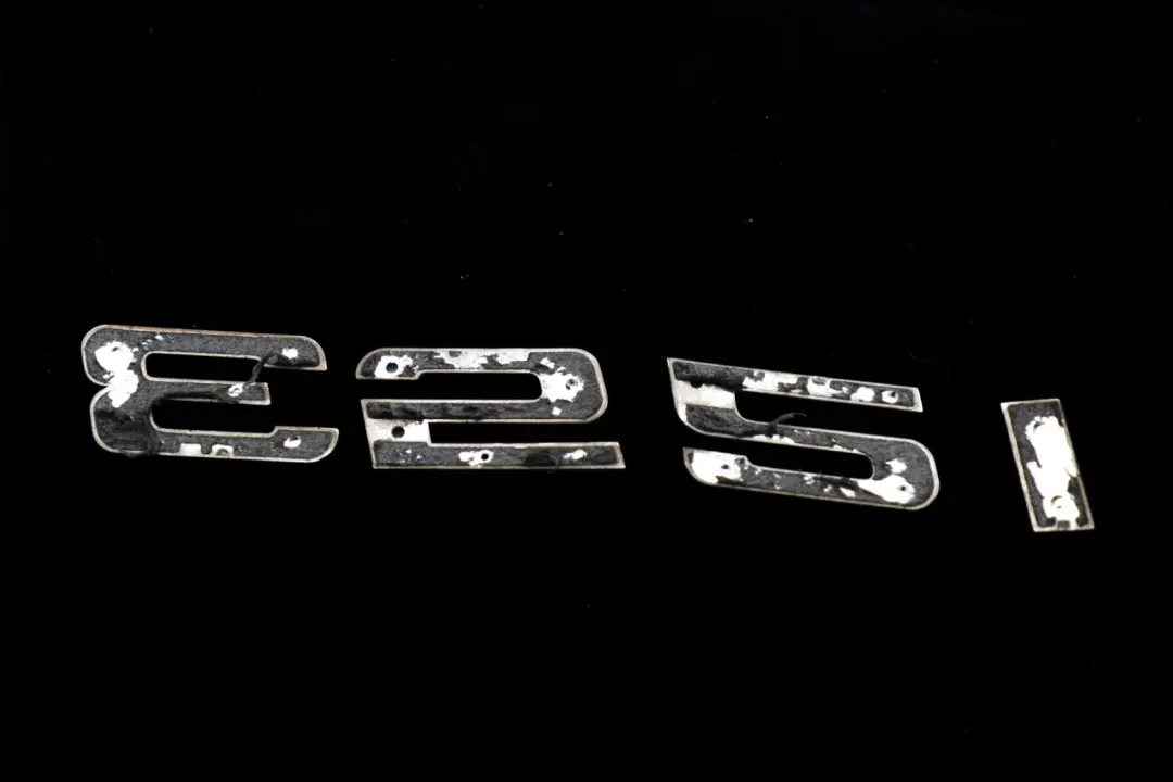 Tapa del maletero trasero Adherido Emblema Lettering 325i para BMW E90 E90N LCI con número de pieza 7157556 BMW E90 E90N LCI Tapa del maletero trasero Adherido Emblema Lettering 325i - SKU 7157556 - Número de pieza 7157556