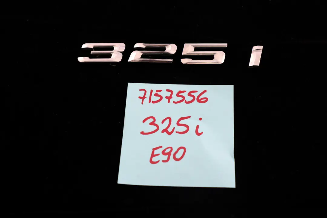 BMW 3 Serie E90 E90N LCI Embleme Colle Arriere - 325I - 5114 - SKU 7157556 - Numéro de pièce 7157556