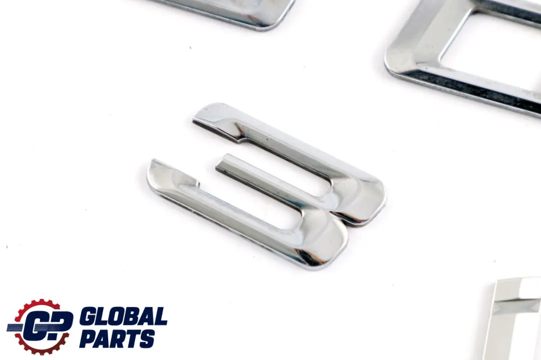 Emblem Napis Znaczek Bagażnika Benzyna do BMW E90 330i o numerze 7157557 BMW E90 330i Emblem Napis Znaczek Bagażnika Benzyna - SKU 7157557 - Numer Części 7157557