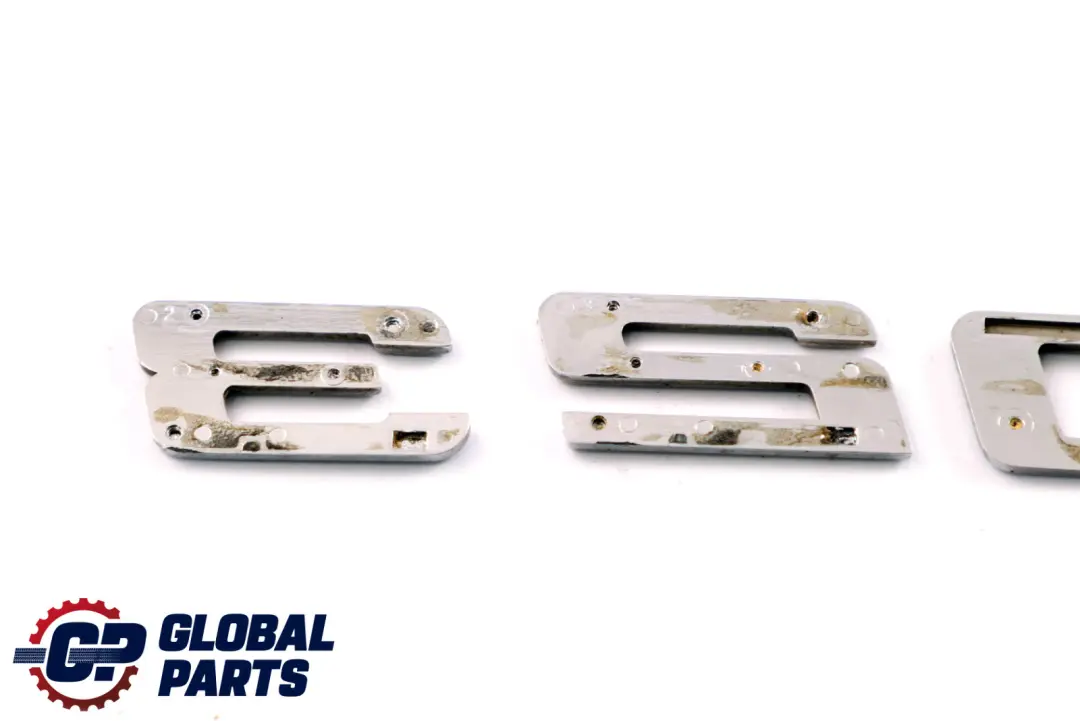 BMW E90 E90N Trasero Boot Trunk Lid Adherido Emblema Insignia 320d Lettering - SKU 7157558 - Número de pieza 7157558