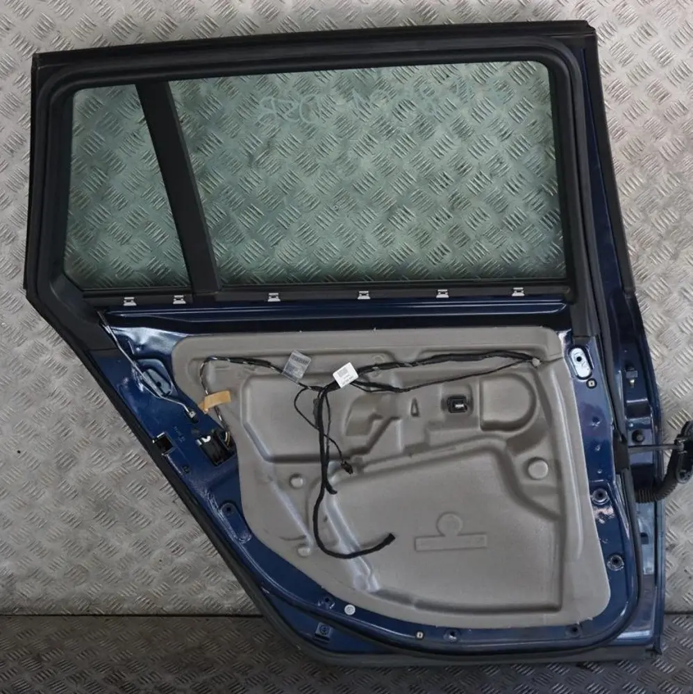 Drzwi lewe tylne tył Tiefseeblau do BMW E61 o numerze 7158501 BMW E61 Drzwi lewe tylne tył Tiefseeblau - SKU 7158501-DSB - Numer Części 7158501