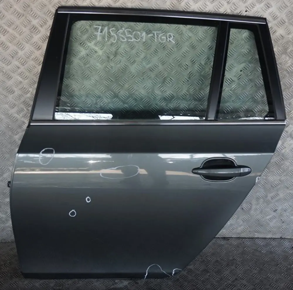 Fahrerseite Tür Hinten Links Titangrau Titan Grau - A36 für BMW 5 er E61 Touring mit Teilenummer 7158501 BMW 5 er E61 Touring Fahrerseite Tür Hinten Links Titangrau Titan Grau - A36 - SKU 7158501-TGR - Teilenummer 7158501