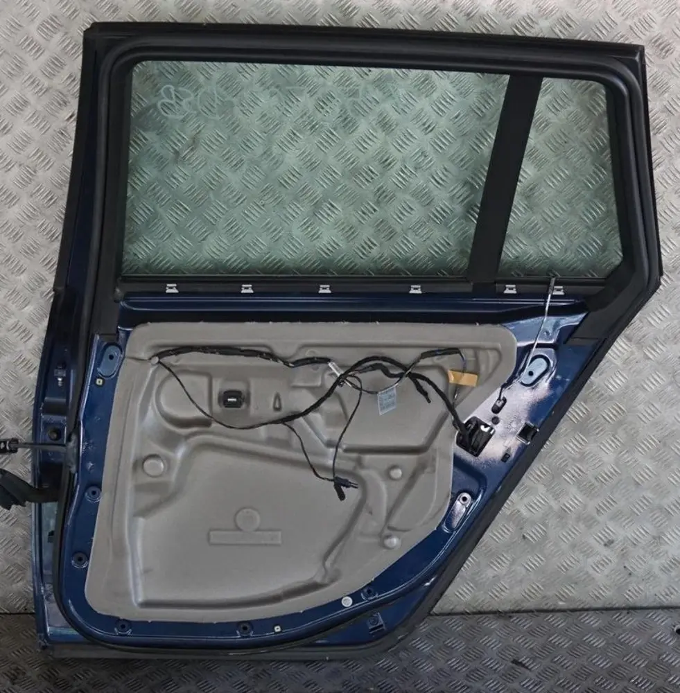 Tür Hinten Rechts Tiefseeblau Blau Metallic - A76 für BMW 5 er E61 Touring mit Teilenummer 7158502 BMW 5 er E61 Touring Tür Hinten Rechts Tiefseeblau Blau Metallic - A76 - SKU 7158502-DSB - Teilenummer 7158502