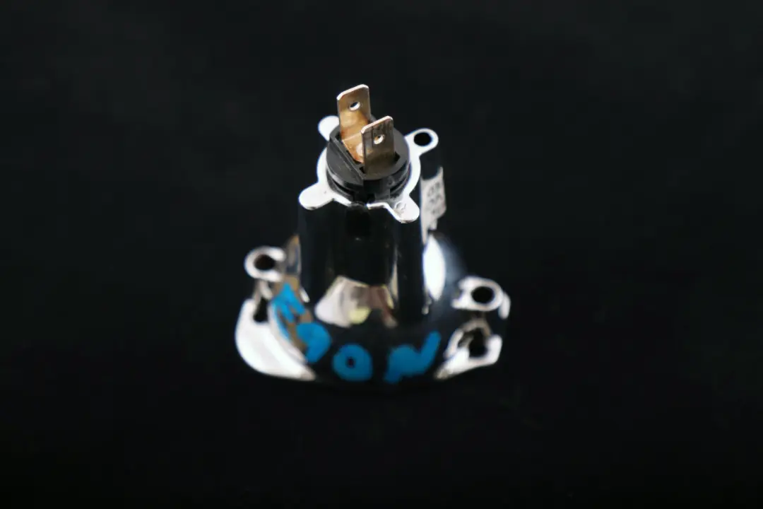 Gniazdo Żarówki Oprawka Lampy Przód Lampa do BMW E90 E91 LCI o numerze 7161444 BMW E90 E91 LCI Gniazdo Żarówki Oprawka Lampy Przód Lampa - SKU 7161444 - Numer Części 7161444