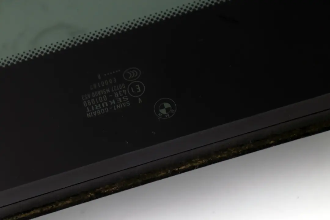 Szyba Szyberdachu AS3 do BMW E92 o numerze 7161980 BMW E92 Szyba Szyberdachu AS3 - SKU 7161980 - Numer Części 7161980