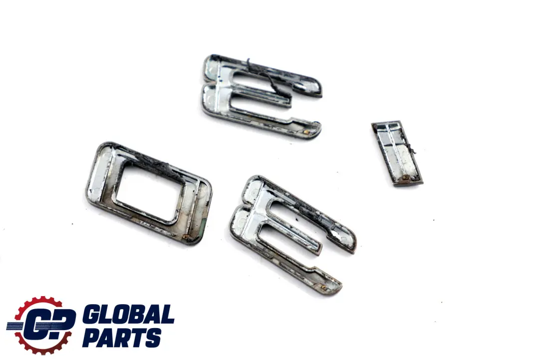 Tapa del maletero trasero Adherido Emblema Lettering 330i para BMW E91 LCI con número de pieza 7164511 BMW E91 LCI Tapa del maletero trasero Adherido Emblema Lettering 330i - SKU 7164511 - Número de pieza 7164511