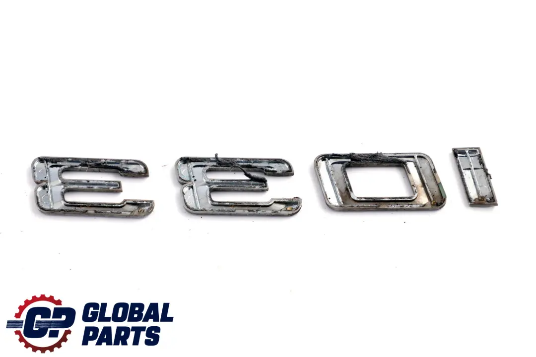 Tapa del maletero trasero Adherido Emblema Lettering 330i para BMW E91 LCI con número de pieza 7164511 BMW E91 LCI Tapa del maletero trasero Adherido Emblema Lettering 330i - SKU 7164511 - Número de pieza 7164511