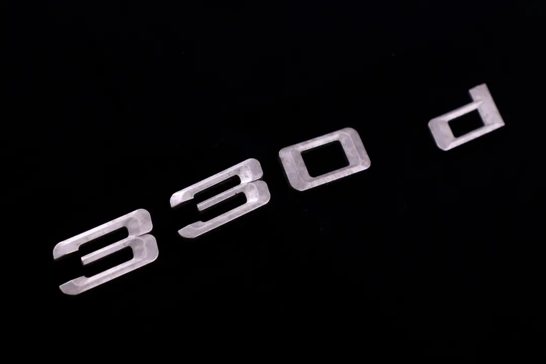 Stemma Incollati Posteriore - 330D - 51147157559 per BMW E90 330d con numero di parte 7164513 BMW E90 330d Stemma Incollati Posteriore - 330D - 51147157559 - SKU 7164513 - Numero di parte 7164513