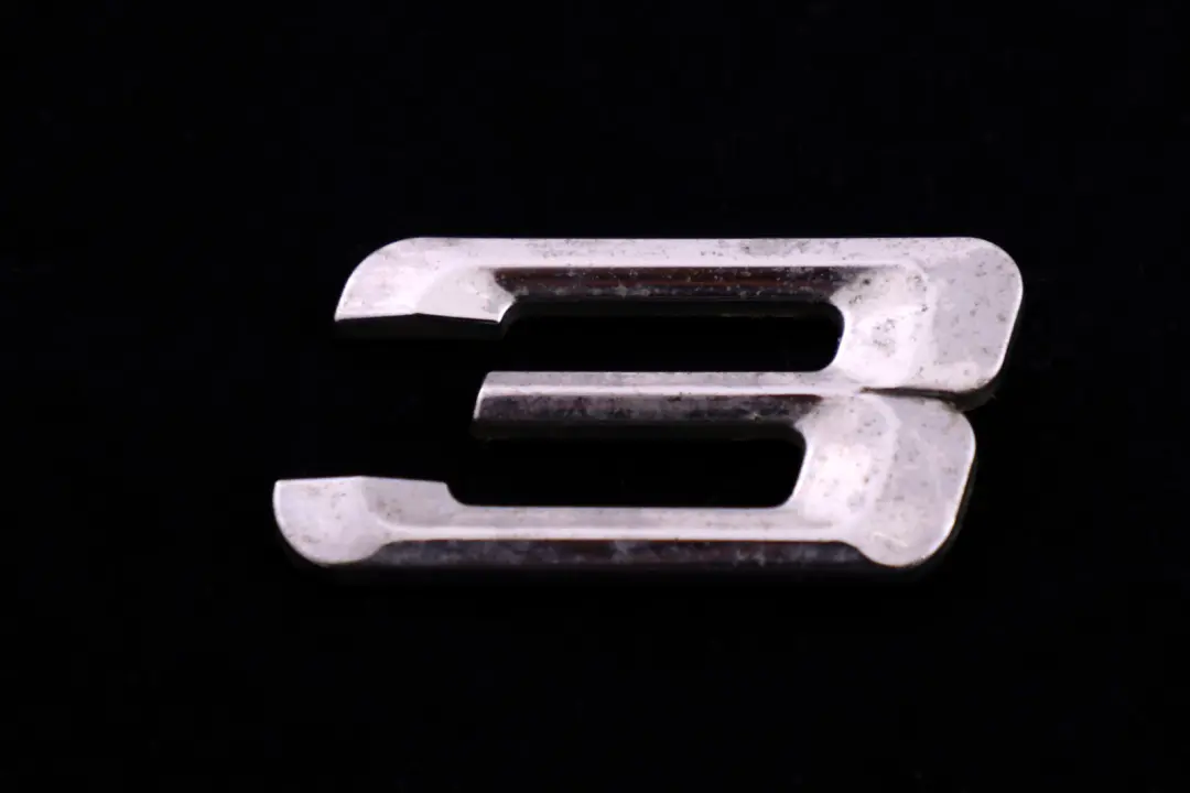 Reihe E90 330d Emblem geklebt hinten - 330D - 51147157559 7157559 für BMW 3 mit Teilenummer 7164513 BMW 3 Reihe E90 330d Emblem geklebt hinten - 330D - 51147157559 7157559 - SKU 7164513 - Teilenummer 7164513