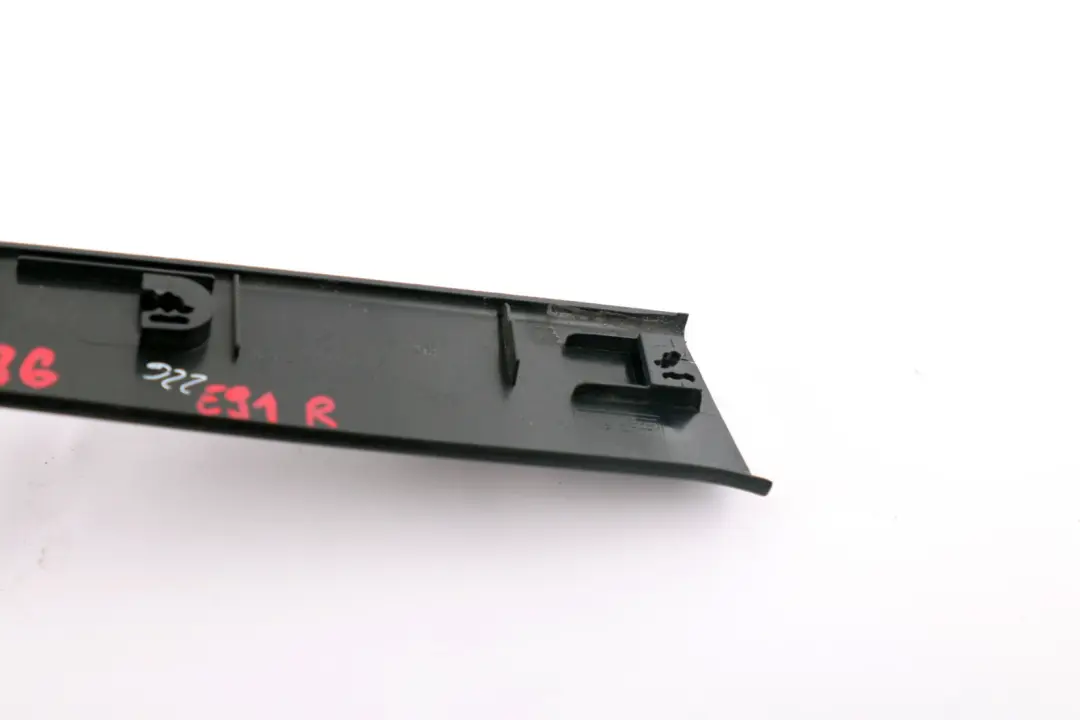 Embellecedor Tapa Maletero Negro Derecho 7119054 para BMW E91 LCI con número de pieza 7164886 BMW E91 LCI Embellecedor Tapa Maletero Negro Derecho 7119054 - SKU 7164886 - Número de pieza 7164886