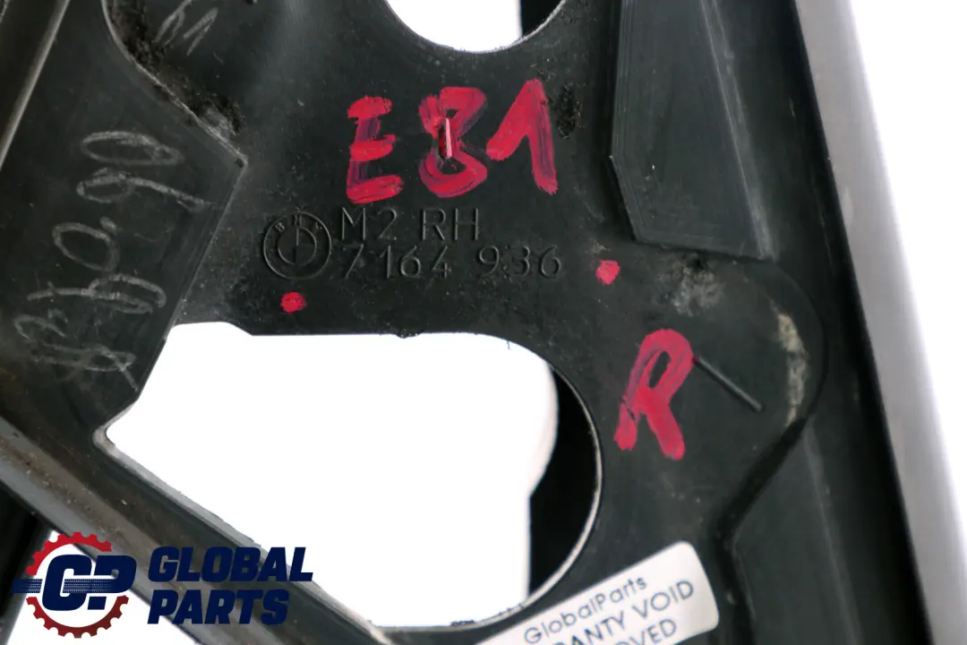 Guarnizione Specchietto Esterno Triangolo Destro per BMW E81 E82 E88 con numero di parte 7164936 BMW E81 E82 E88 Guarnizione Specchietto Esterno Triangolo Destro - SKU 7164936 - Numero di parte 7164936