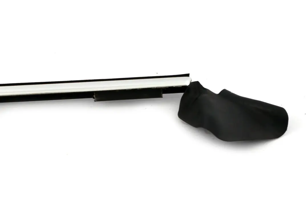 Listwa Uszczelka Szyby Drzwi Prawa Aluminium Matowa do BMW E88 o numerze 7165002 BMW E88 Listwa Uszczelka Szyby Drzwi Prawa Aluminium Matowa - SKU 7165002 - Numer Części 7165002